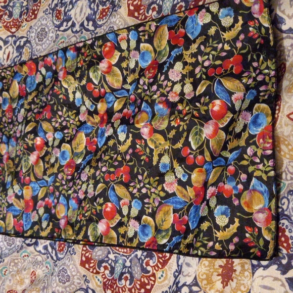 Scarf multi color fruits and foliage - Picture 5 of 5